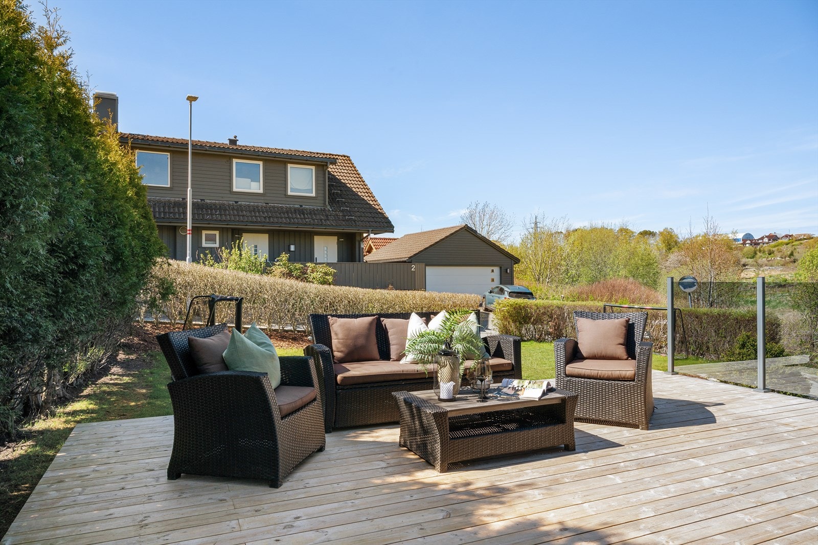 Uteområdet består av en terrasse på ca 44 kvm og den har gode solforhold, et perfekt sted for avslapning og hyggelige sammenkomster. Galleribilde