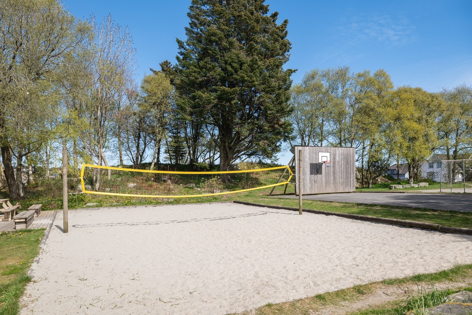 Boligen ligger i et rolig og etablert område med nærhet til natur, turstier og grønne omgivelser som innbyr til både rekreasjon og aktivitet. Galleribilde