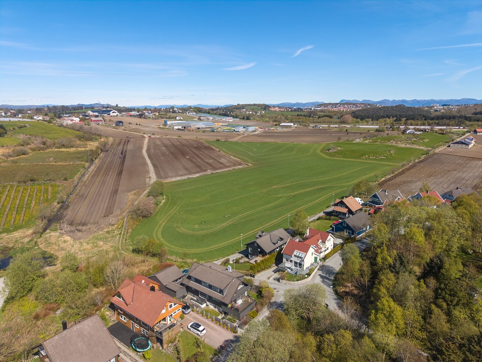 Boligen ligger i et rolig og etablert område med nærhet til natur, turstier og grønne omgivelser som innbyr til både rekreasjon og aktivitet. Galleribilde