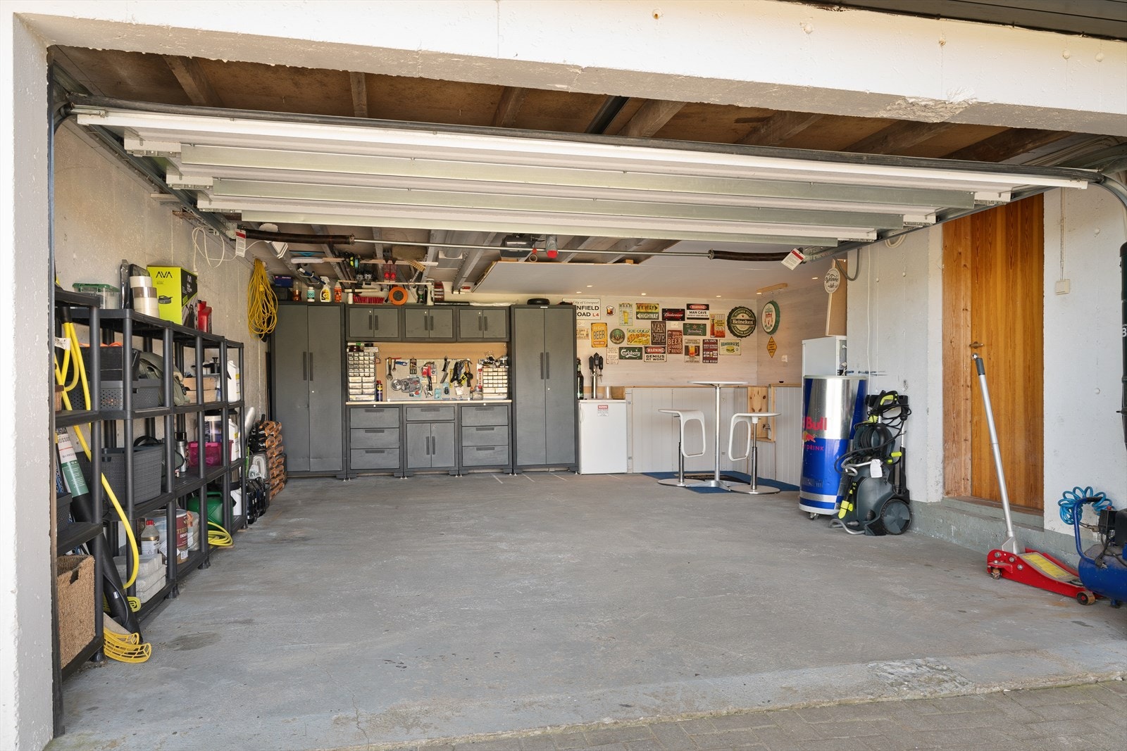 Dobbel garasje med god plass til parkering men også perfekt som mancave. Galleribilde