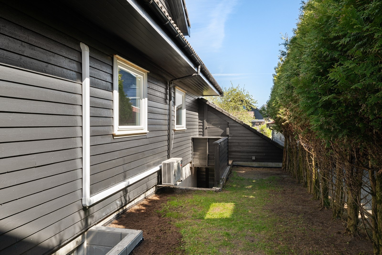 Det er en utvendig bod på baksiden av huset, det er meget god plass til lagring. Galleribilde