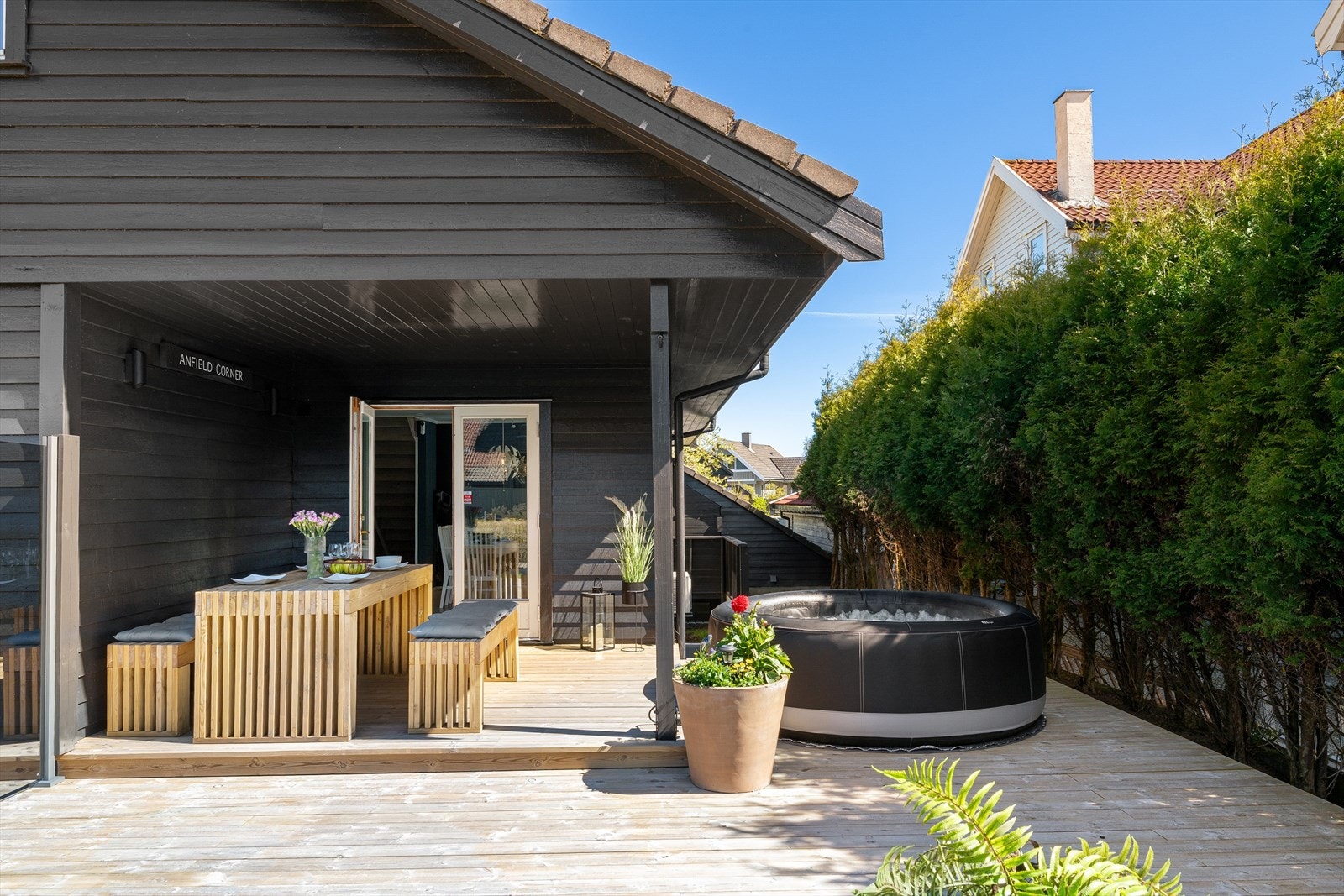 Fra stuen har man direkte utgang til et usjenert og idyllisk uteområde med terrasse og hage. Galleribilde