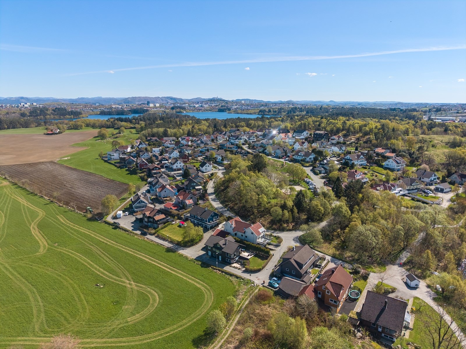 Friheimskroken 3A og B har en naturskjønn beliggenhet på Friheim, idyllisk plassert mellom Hålandsvannet og Stokkavannet. Galleribilde