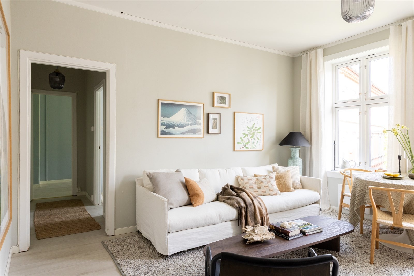 Store vinduer som slipper inn rikelig med lys Galleribilde