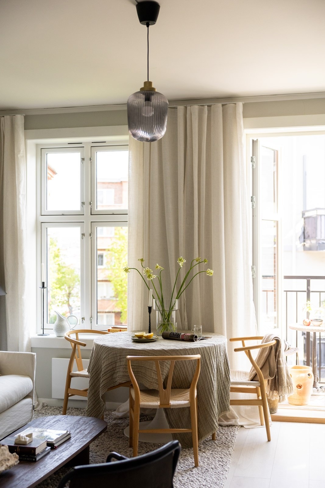 God plass til spisebord hvor man kan samles til et hyggelig måltid Galleribilde