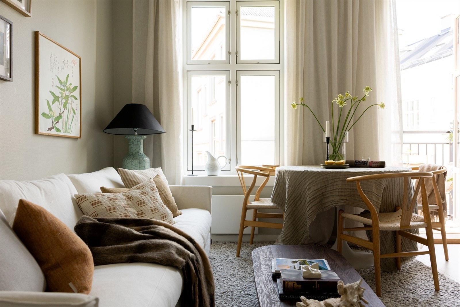 God plass til både sofa og spisebord i stuen Galleribilde