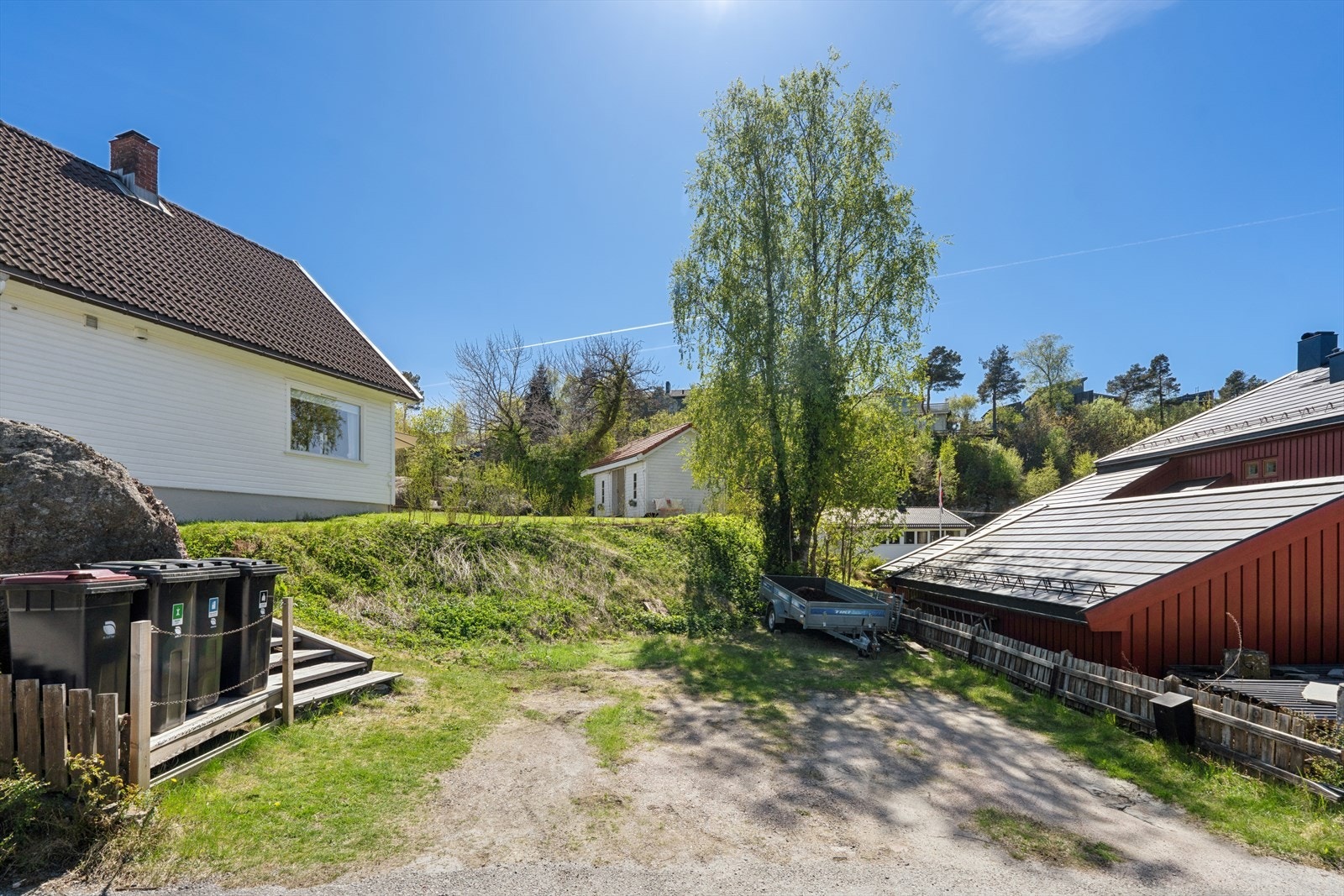 Gode parkeringsmuligheter på tomten i tillegg til garasjen. Galleribilde