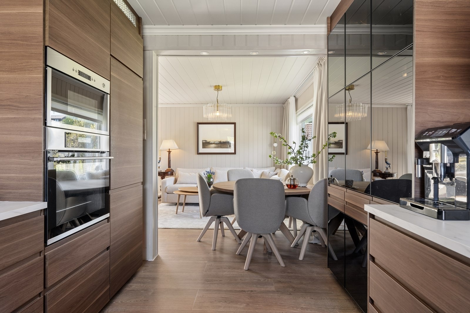 Pent IKEA kjøkken i delvis åpen løsning med integrerte hvitevarer og god skap- og benkeplass. Galleribilde