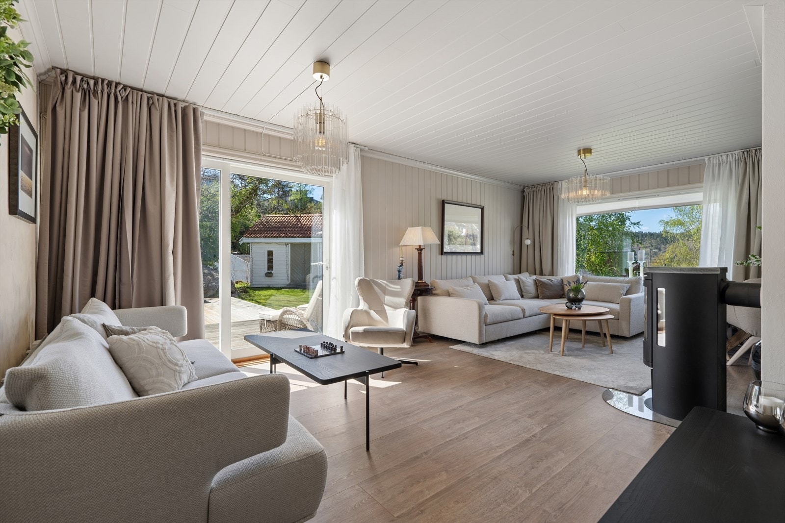 Romslig stue med flere innredningsmuligheter og peis for kalde vinterdager. Galleribilde