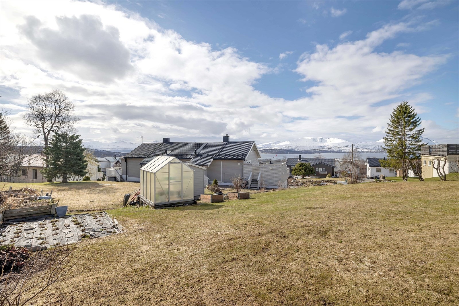 Uteområdet gir gode muligheter for å opparbeide en hyggelig hage med beplantning etter eget ønske. Galleribilde