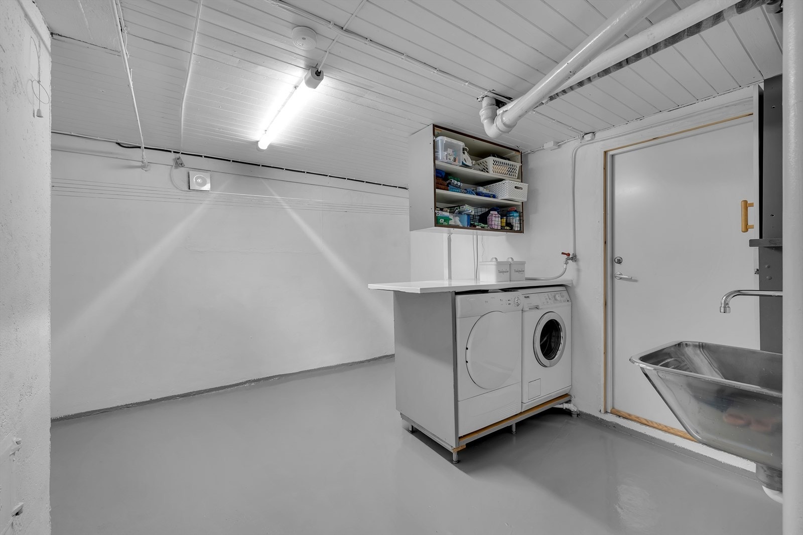 Romslig vaskekjeller med god oppbevaringsplass, samt opplegg for vaskemaskin. Galleribilde