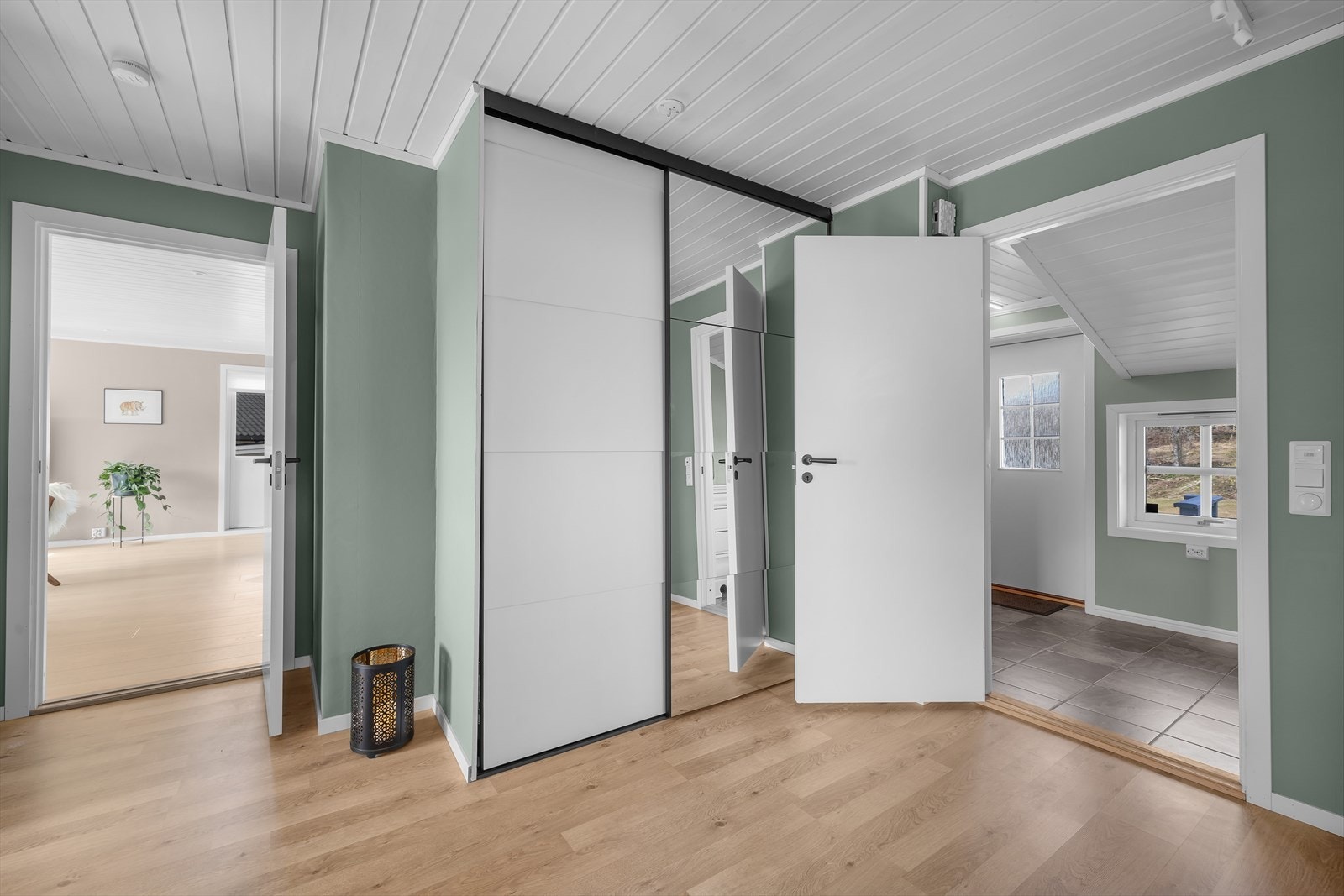 Velkommen inn! Romslig og innbydende gang med praktisk skyvedørsgarderobe og rikelig med oppbevaringsplass for yttertøy. Galleribilde
