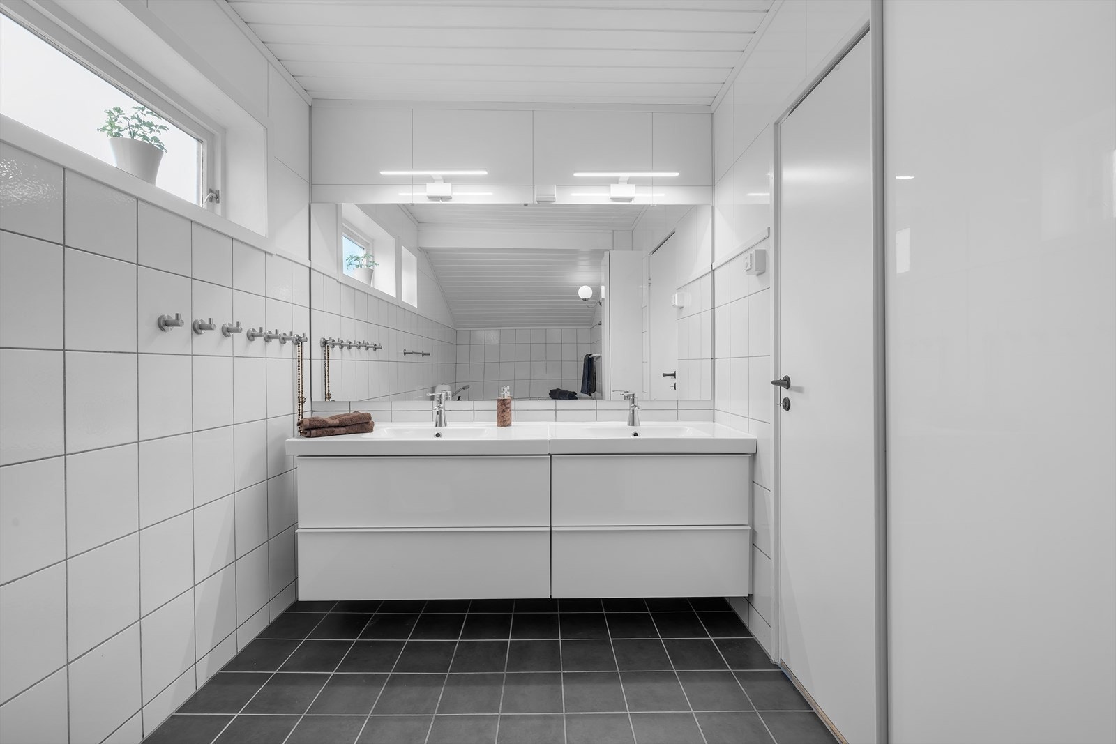 Badet byr på innredning med god oppbevaringsplass. Galleribilde