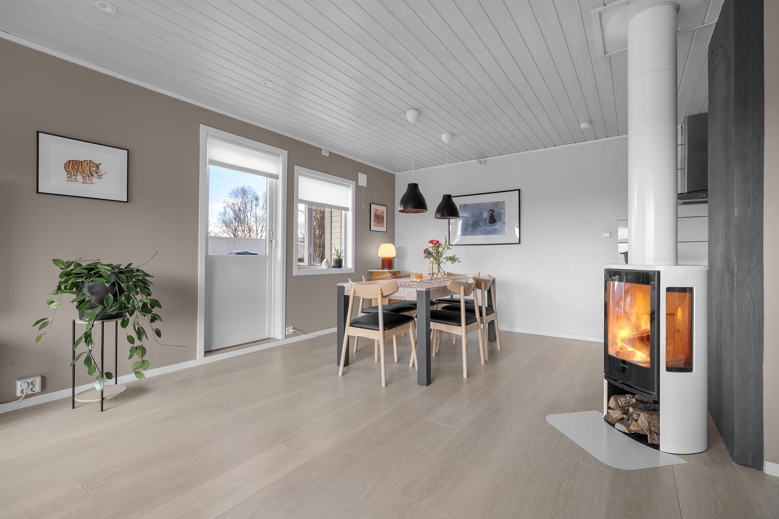 Fra stuen har du direkte utgang til flott terrasse på 16 kvm. Galleribilde