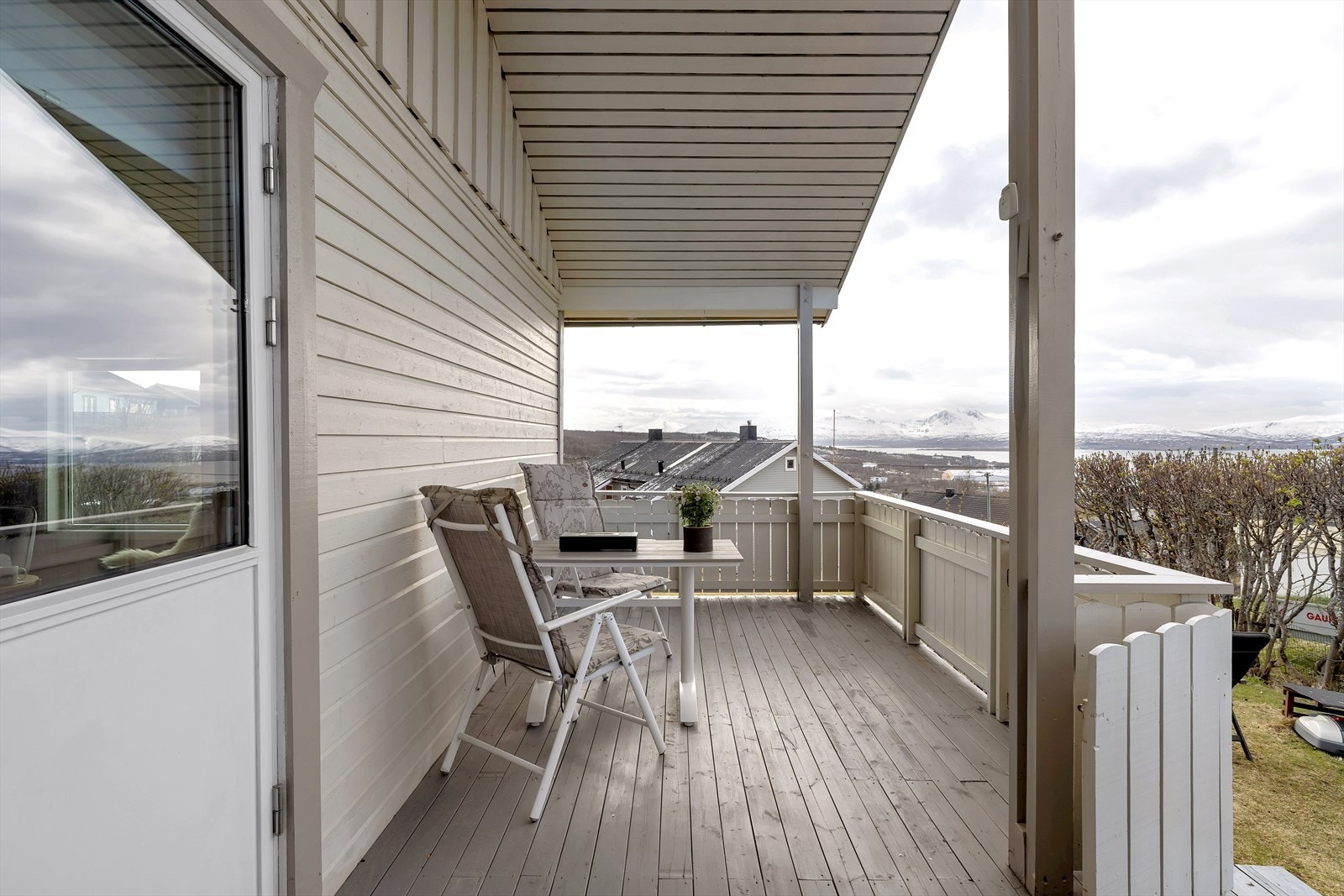 Her har du rikelig med plass til sittegruppe og annet ønsket utemøblement. Galleribilde