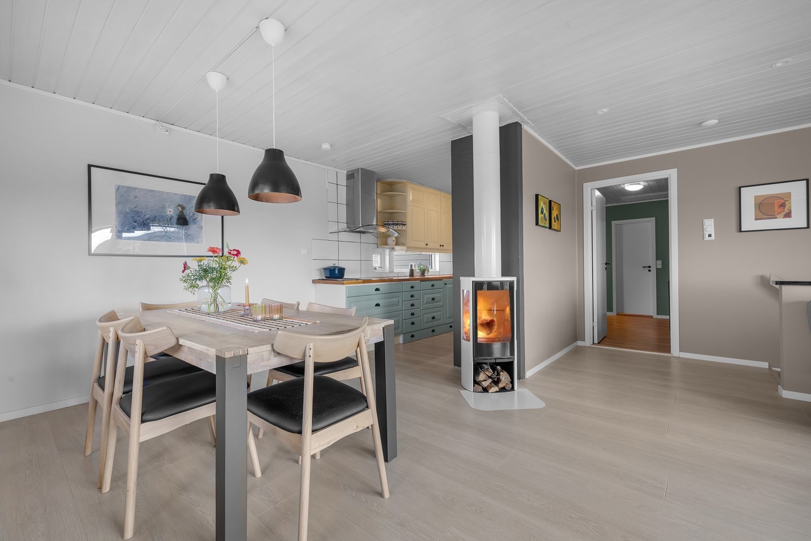 Boligen er utstyrt med varmepumpe og vedfyring, som gir god varme og kommer godt med på kalde vinterdager! Galleribilde