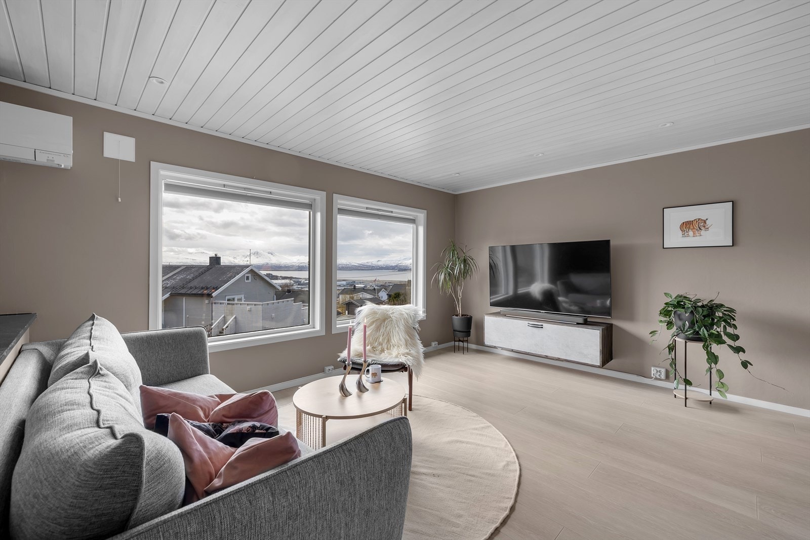 Store vindusflater som slipper inn rikelig med naturlig lys. Galleribilde