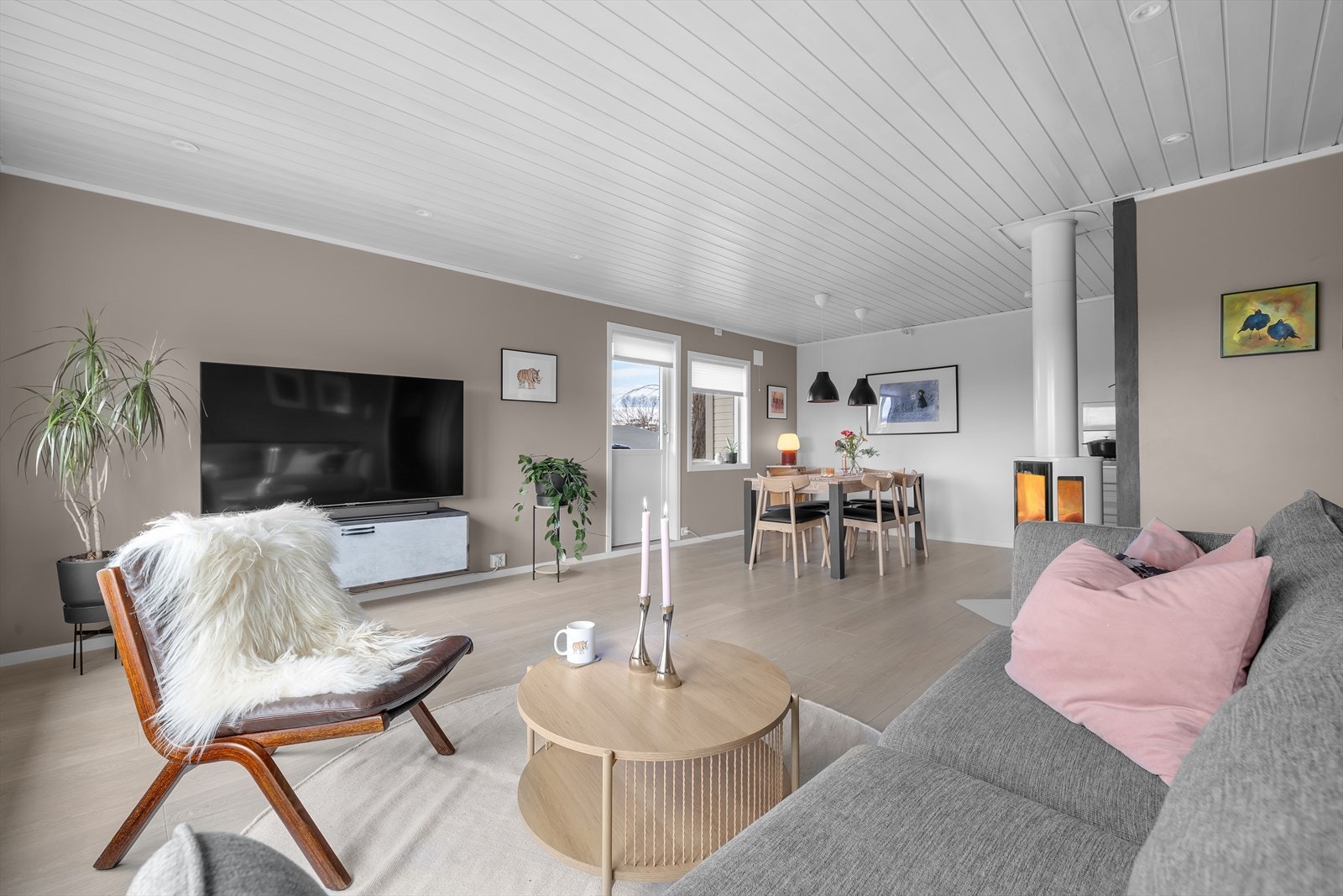 Gode møbleringsmuligheter, med plass til stor sittegruppe og annet ønsket møblement. Galleribilde