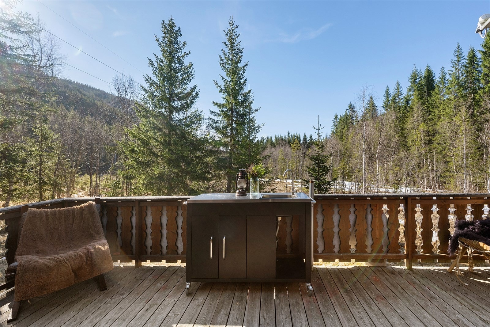 Romslig terrasse med plass til flere sittegrupper Galleribilde