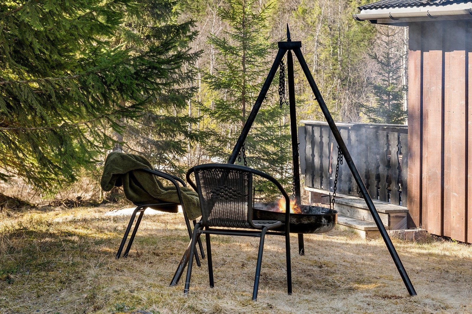 Hyggelig uteområde med ildplass som samlingspunkt Galleribilde