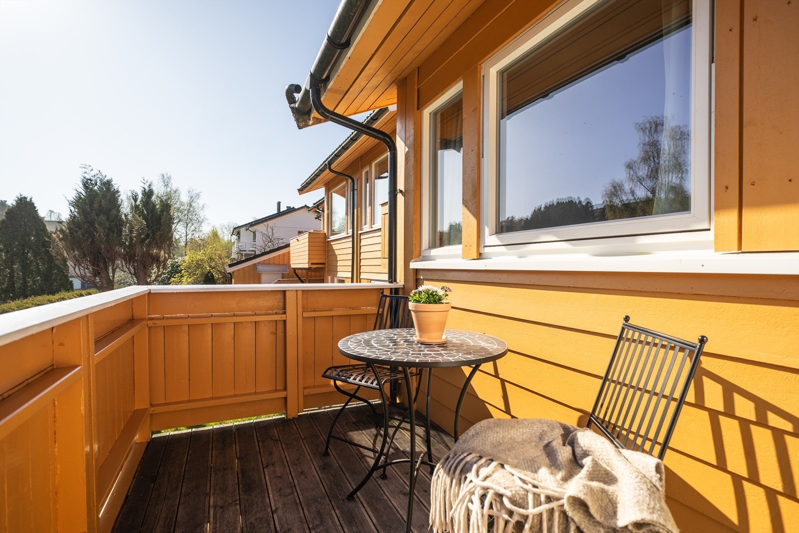 - Fra stuen har man direkte adkomst til balkongen som måler ca. 5,9 m² - Galleribilde