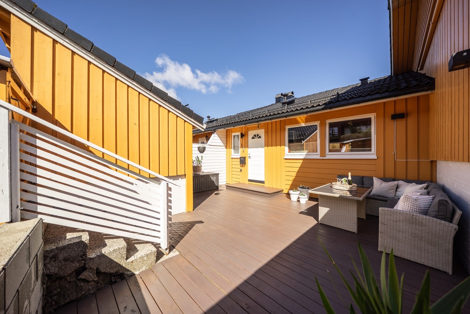 - Boligen kan skilte med uteplasser på to av husets sider, noe som gjør at man enkelt kan flytte seg etter solen - Galleribilde
