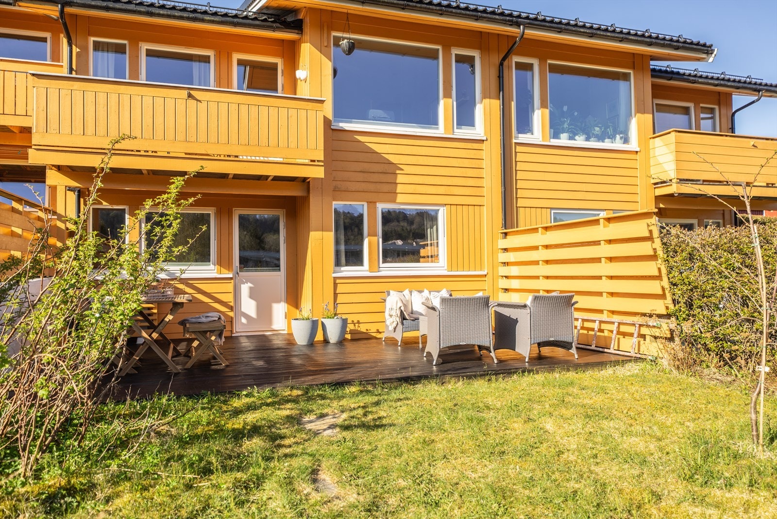 - Her har man en herlig terrasse og hage - til glede for store og små - Galleribilde