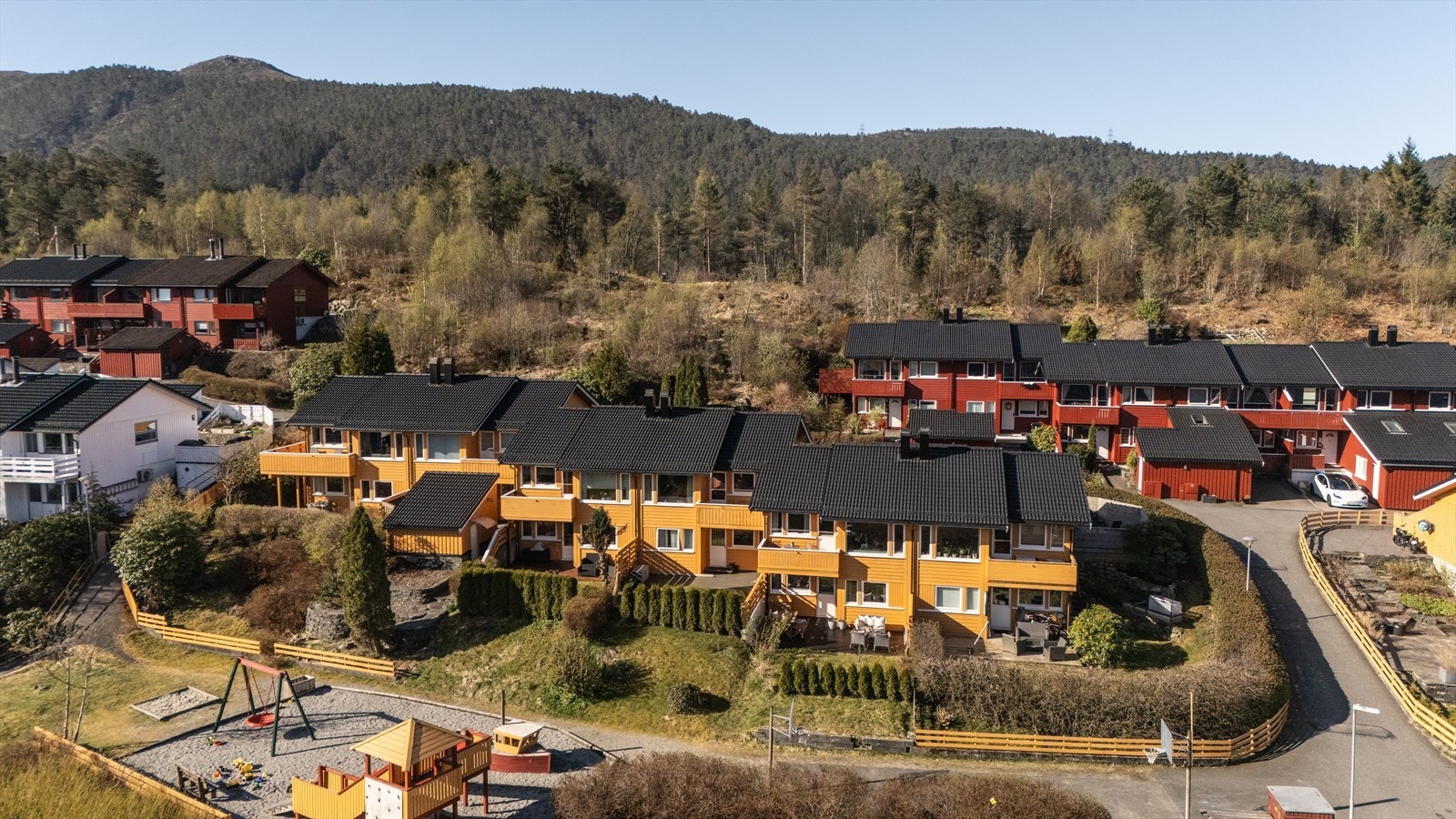 - Et innholdsrikt og oppgradert rekkehus med svært barnevennlig beliggenhet mellom Flaktveit skole og Langerinden barnehage - Galleribilde