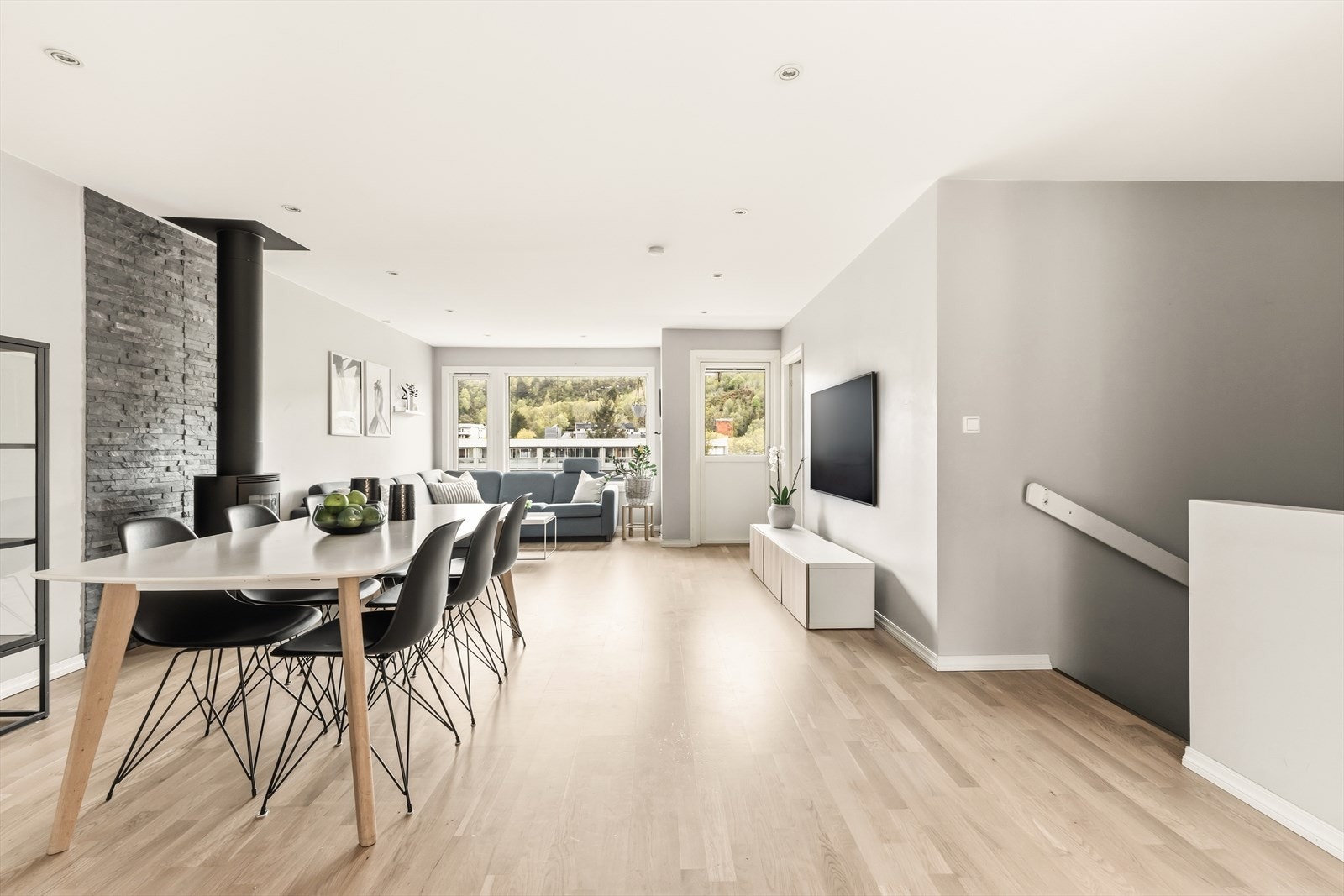 - Stuen måler ca. 26,4 m² og kan enkelt innredes i ulike soner - Galleribilde