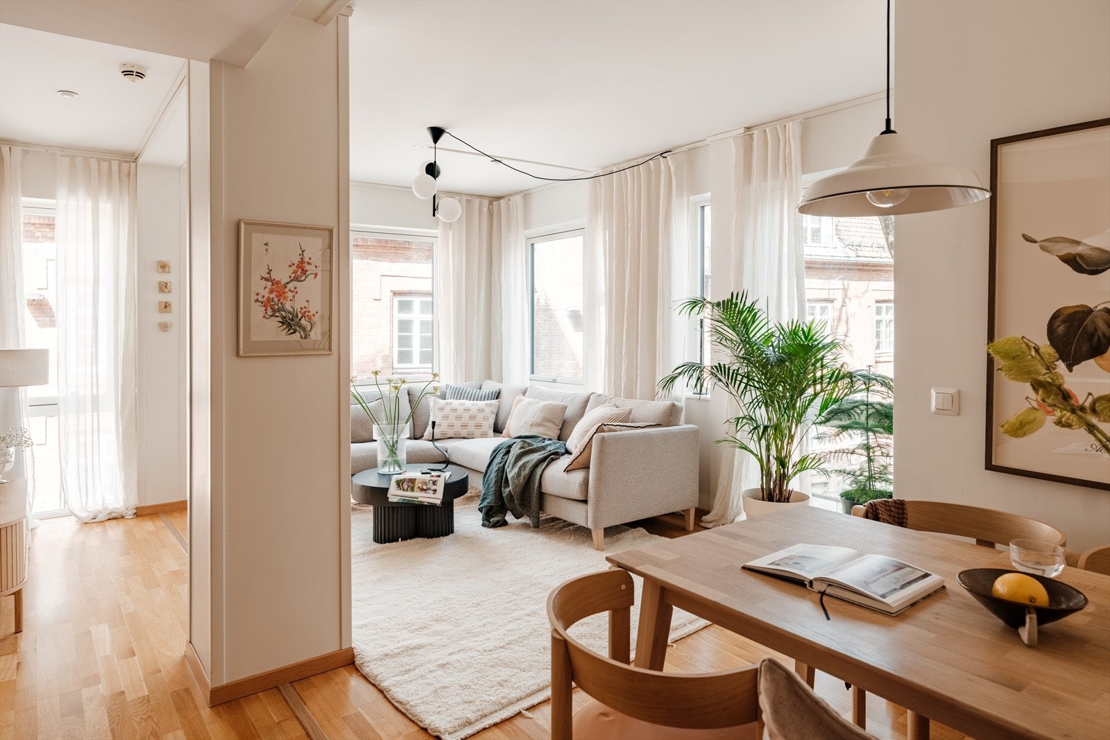 Leiligheten har en fin planløsning med stor stue, tilbaketrukket kjøkken og to soverom. Galleribilde