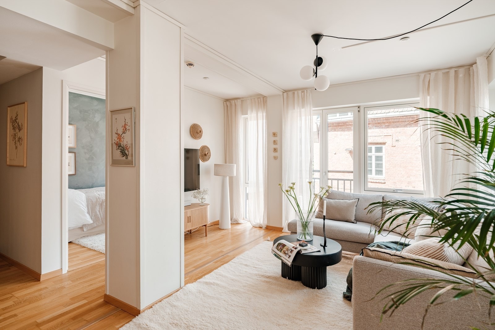 Stuen er enkel å møblere og du har god plass til både sofagruppe, spisebord og TV med tilhørende møblement. Galleribilde