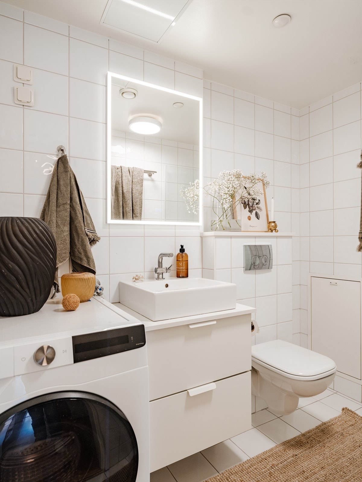 Badet består av dusj, toalett og servant. Opplegg/plass til vaskemaskin. Galleribilde