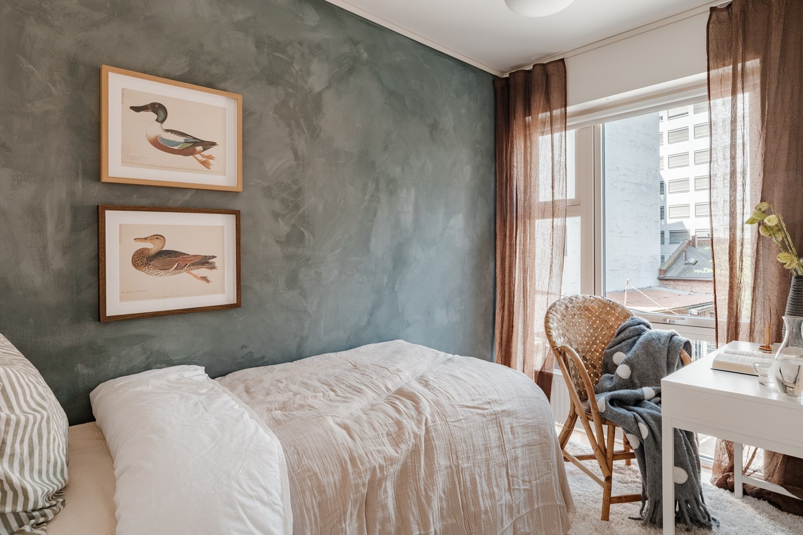 Soverom II har plass til seng, skap og skrivebord. Galleribilde