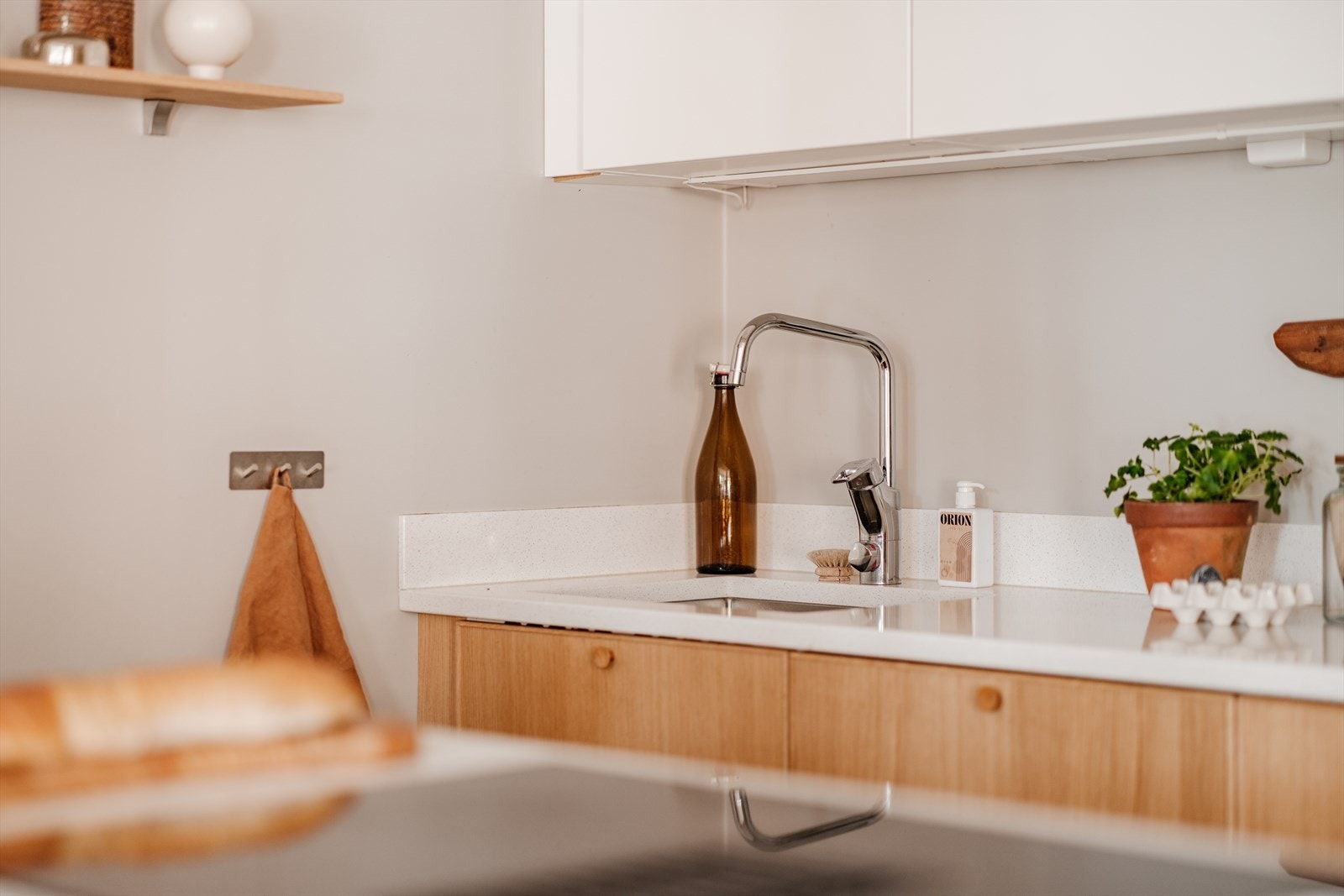 Benkeplate av type Silestone. Godt med lys gir gode arbeidsforhold. Galleribilde