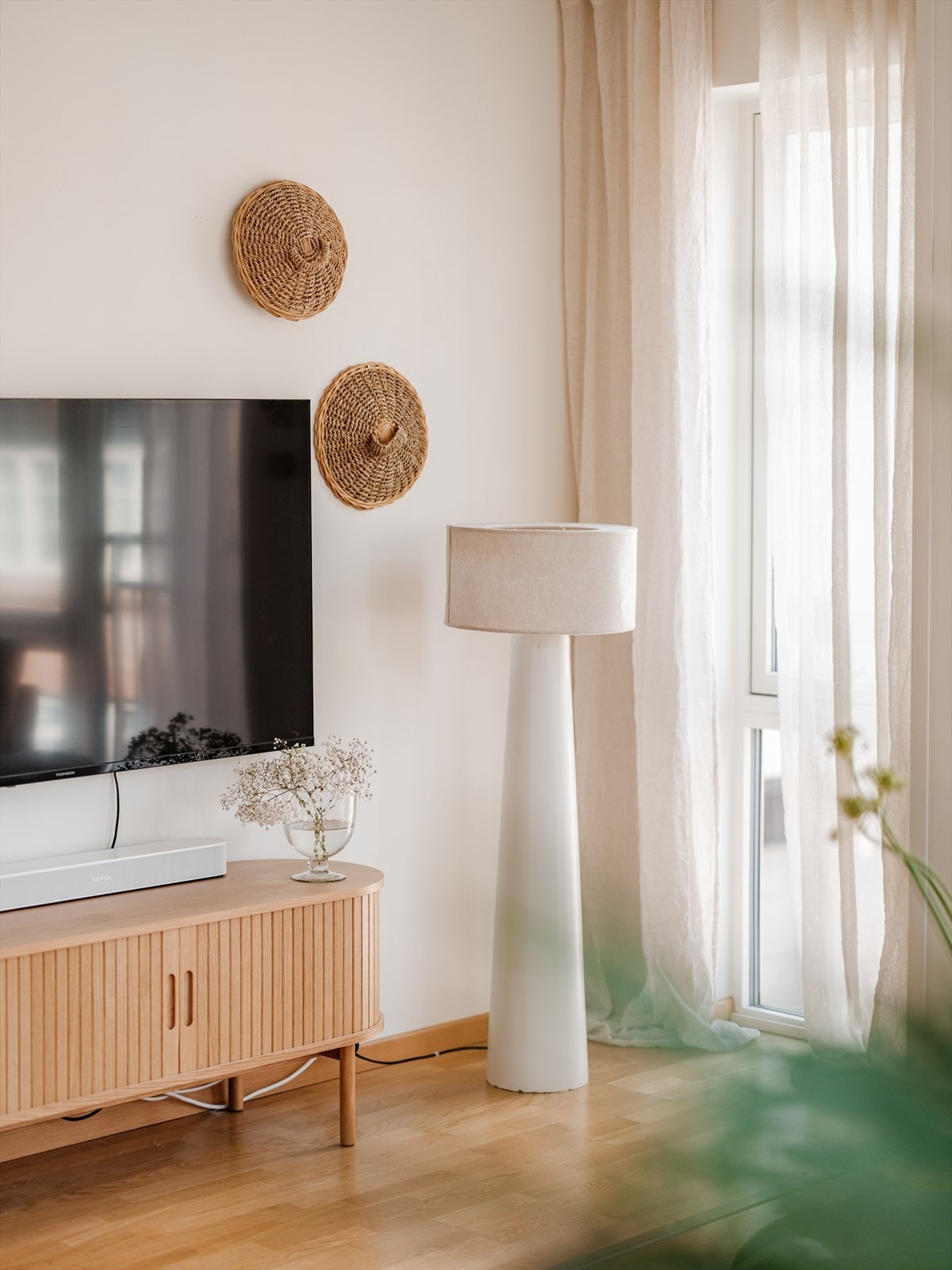 Naturlig plass til TV med ønsket møblement ovenfor sofagruppen. Galleribilde