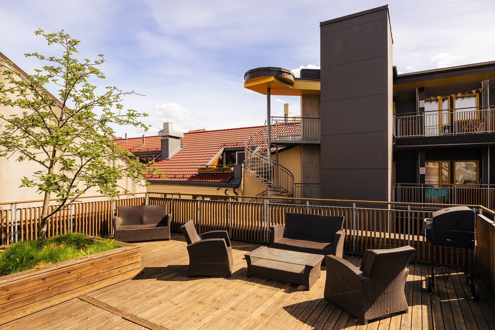 I tillegg til balkongen har man enkel adkomst til to herlige takterrasser med sol fra morgen til kveld. Galleribilde