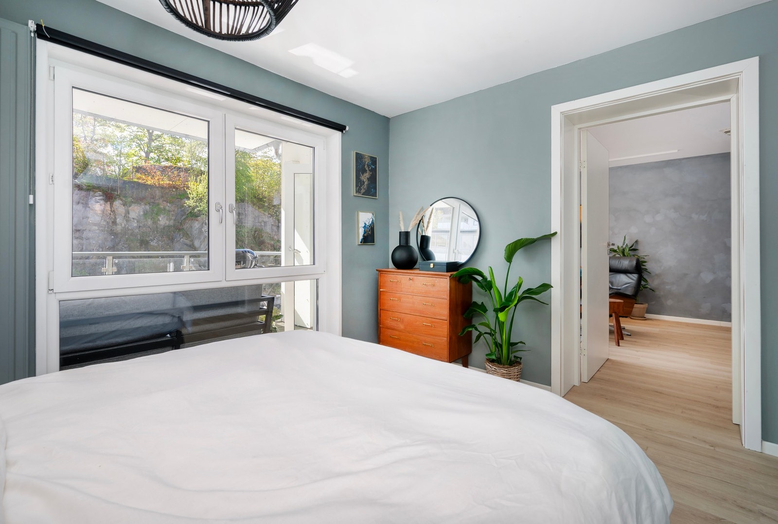 På soverommet er det god plass til skap eller kommode. Galleribilde
