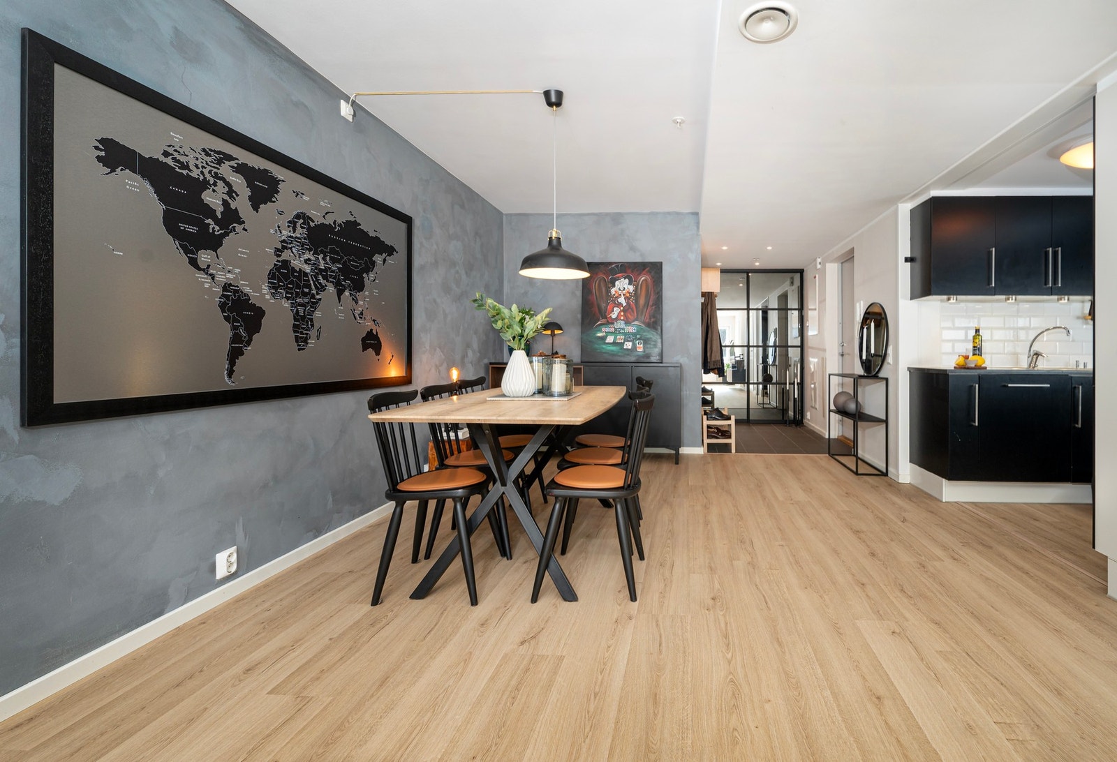 I leiligheten er det en gjennomgående stilren og tiltalende kombinasjon av fargetoner. Galleribilde