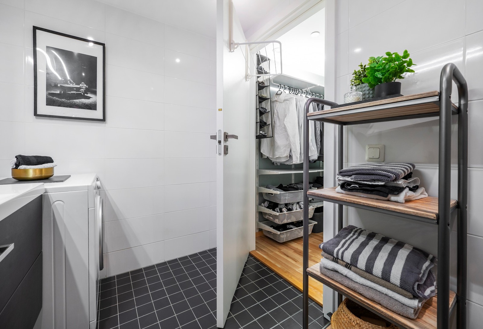 Fra badet har man også eget walk-in closet. Galleribilde