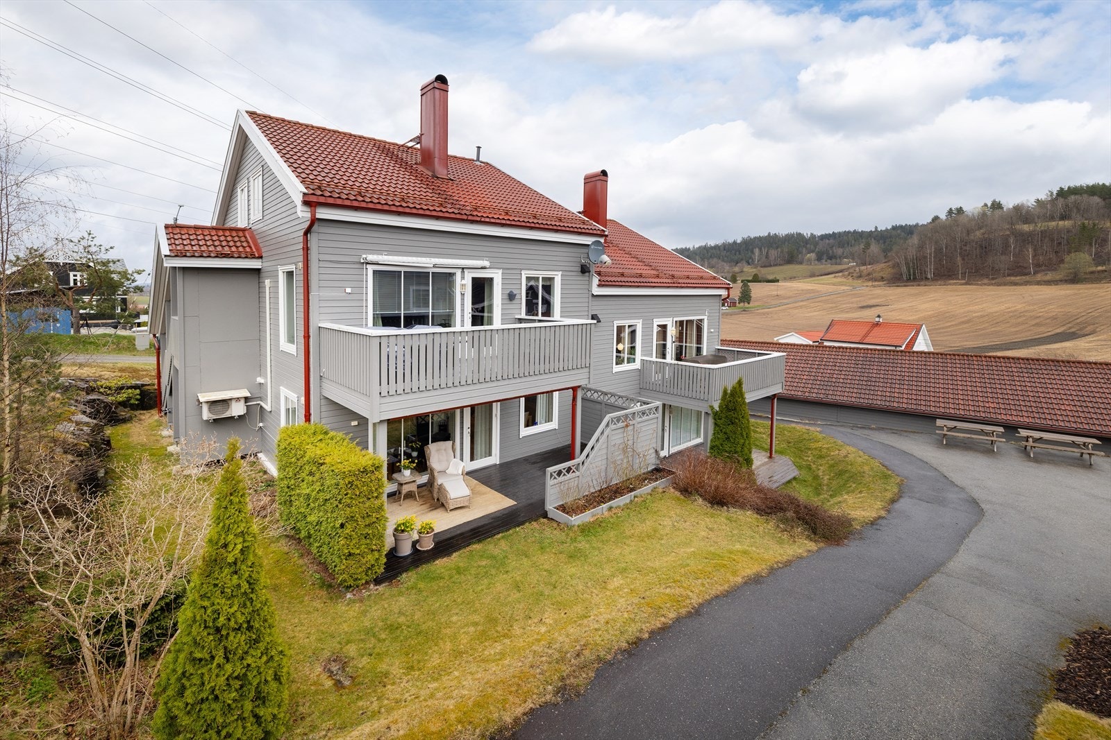 Bygget er omgitt av grønne fellesarealer. Galleribilde
