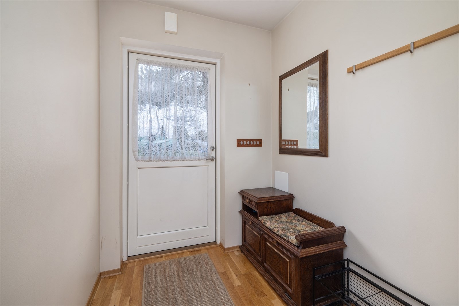 Entréen ønsker velkommen inn i boligen og har parkett på gulvet, som er gjennomgående i de fleste rom. Galleribilde
