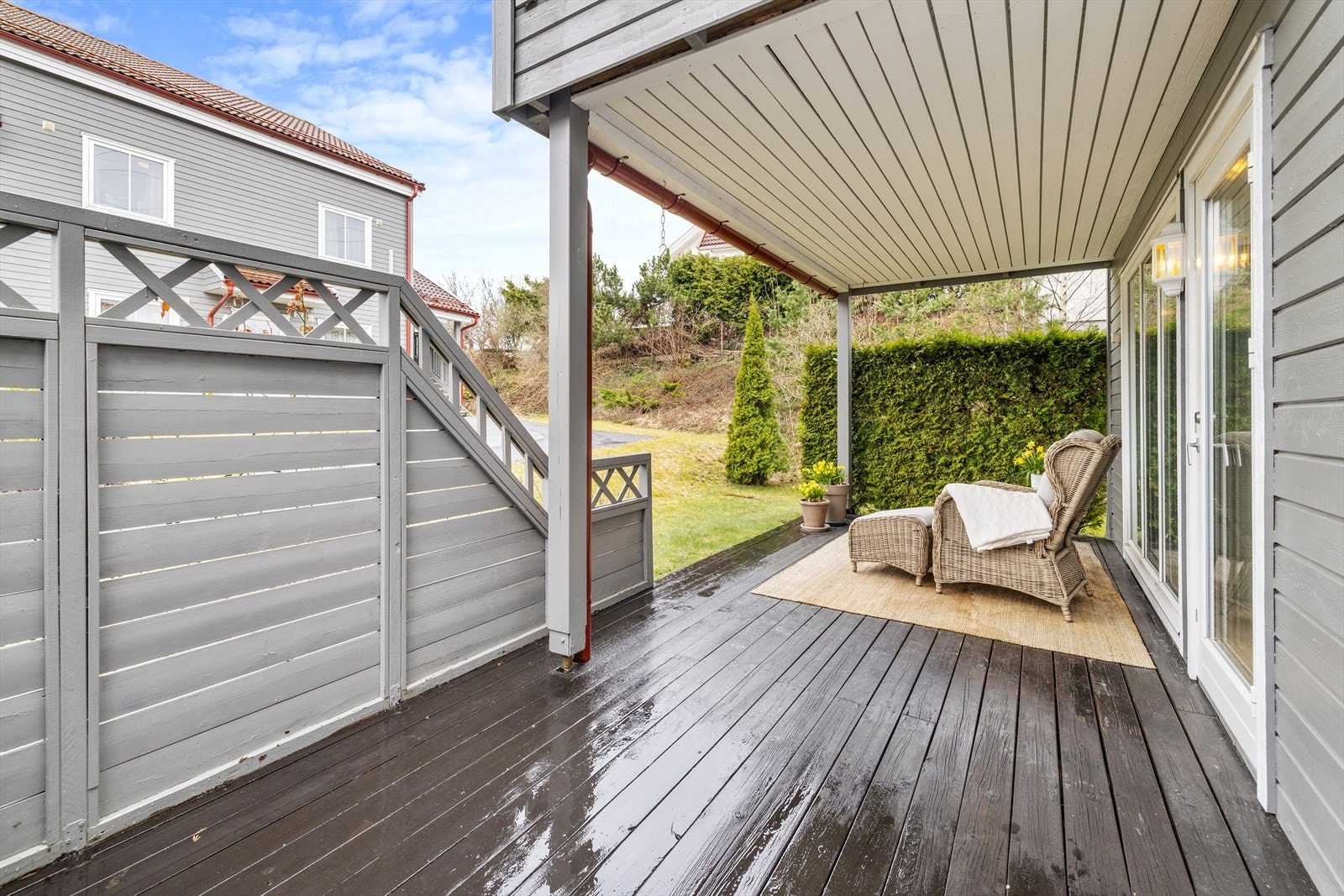 Fra stuen er det direkte utgang til en romslig, overbygget terrasse på mark. Her er det god plass til utemøbler. Galleribilde