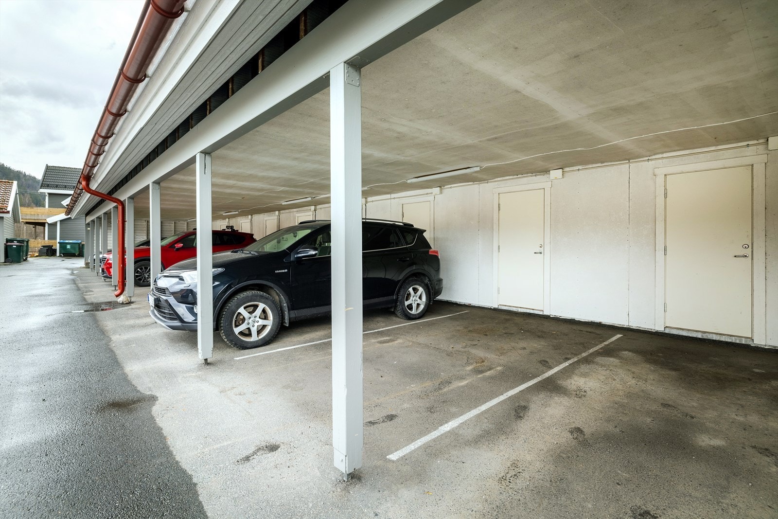 I bakkant av carporten er det en privat, ekstern bod. Det er installert elbilladesystem i anlegget (2021). Galleribilde