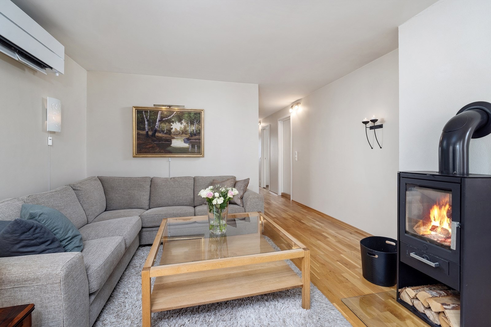 Stuen er lett å møblere med soner for både avslapning og sosialt samvær. Galleribilde