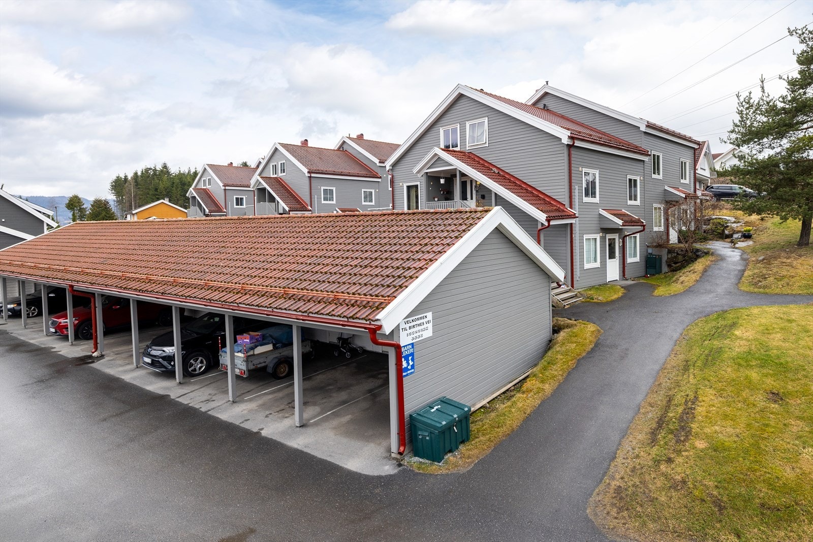 Til leiligheten hører en fast plass i felles carportanlegg. Galleribilde