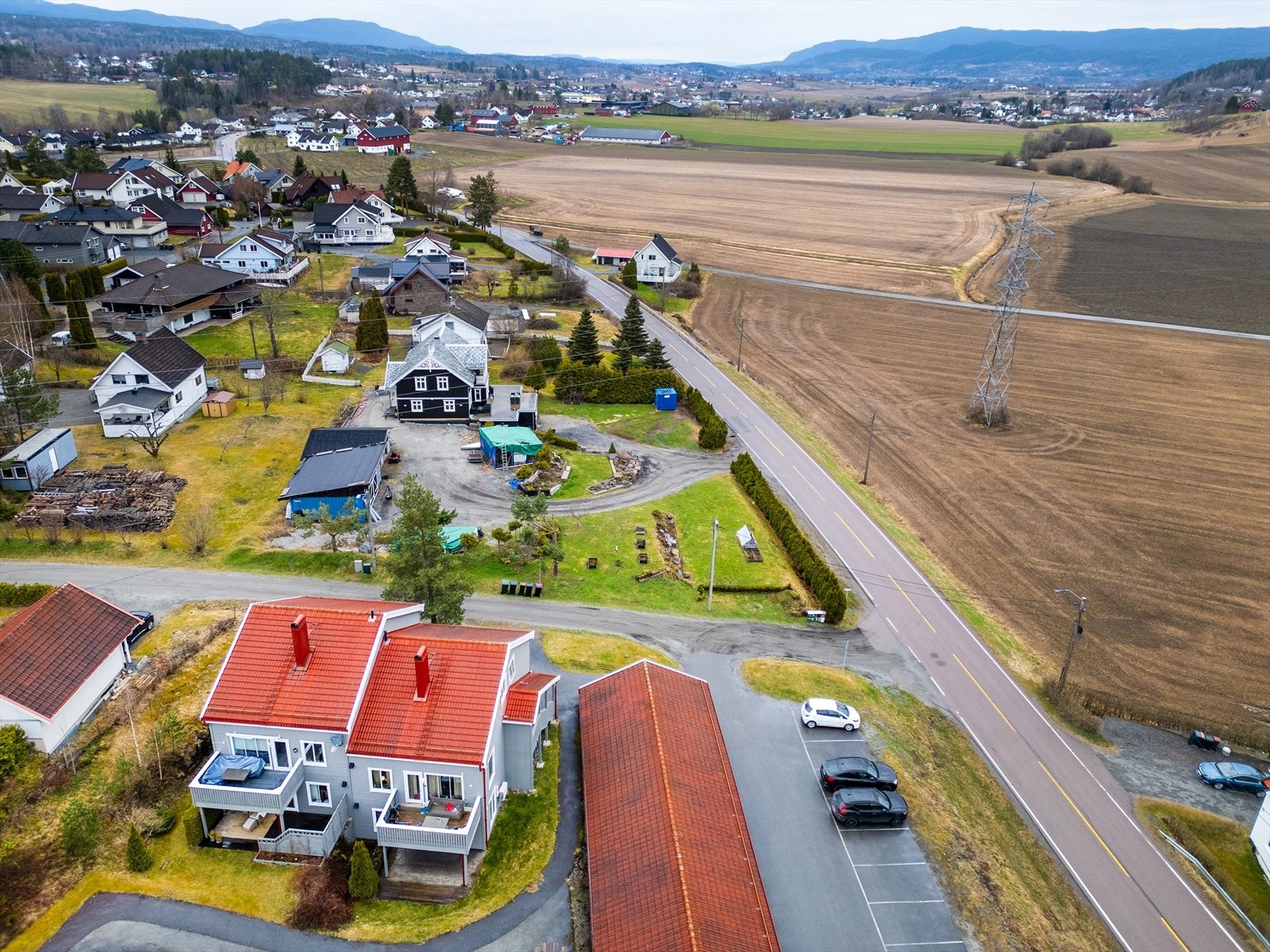Fra eiendommen er det kort vei til Vestfossen sentrum. Galleribilde