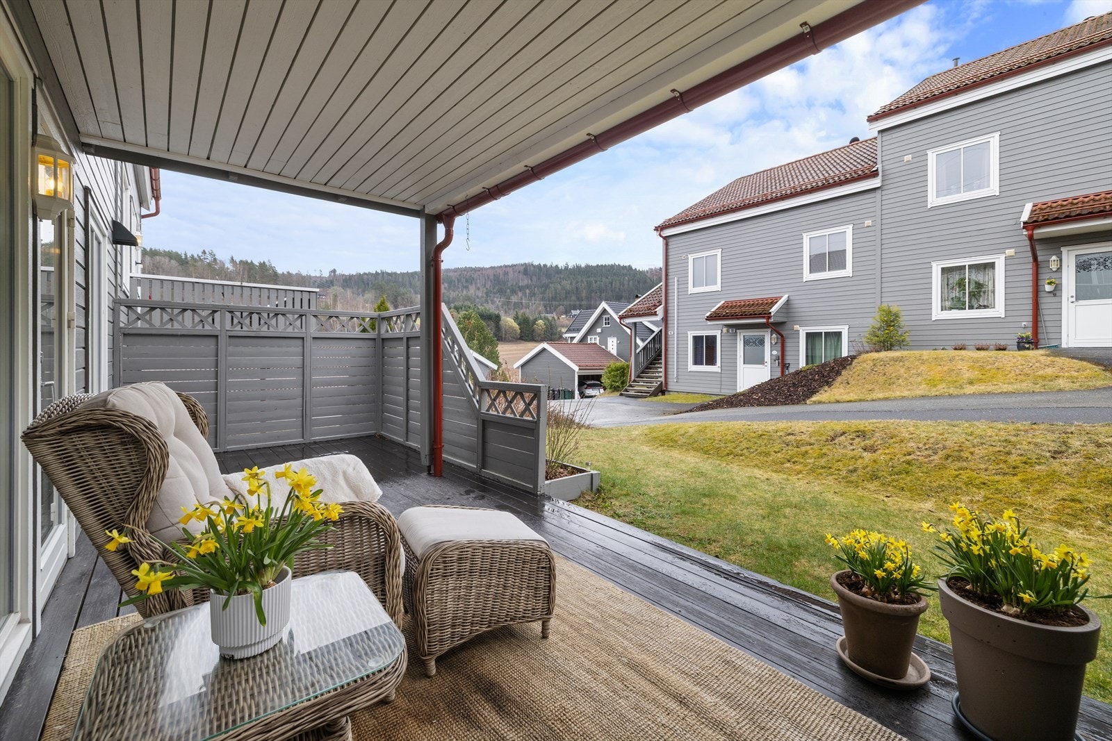 Terrassen er delvis overbygget, noe som gir ly for vær og vind. Galleribilde