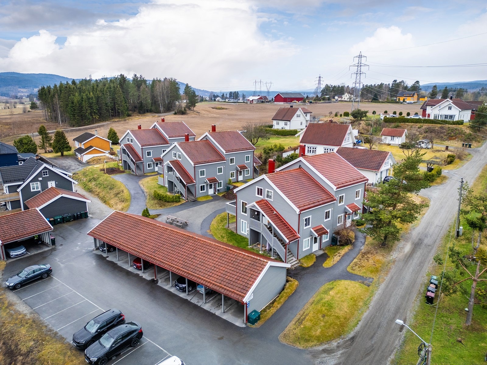 Borettslaget har en oversiktlig og velholdt tomt. Galleribilde