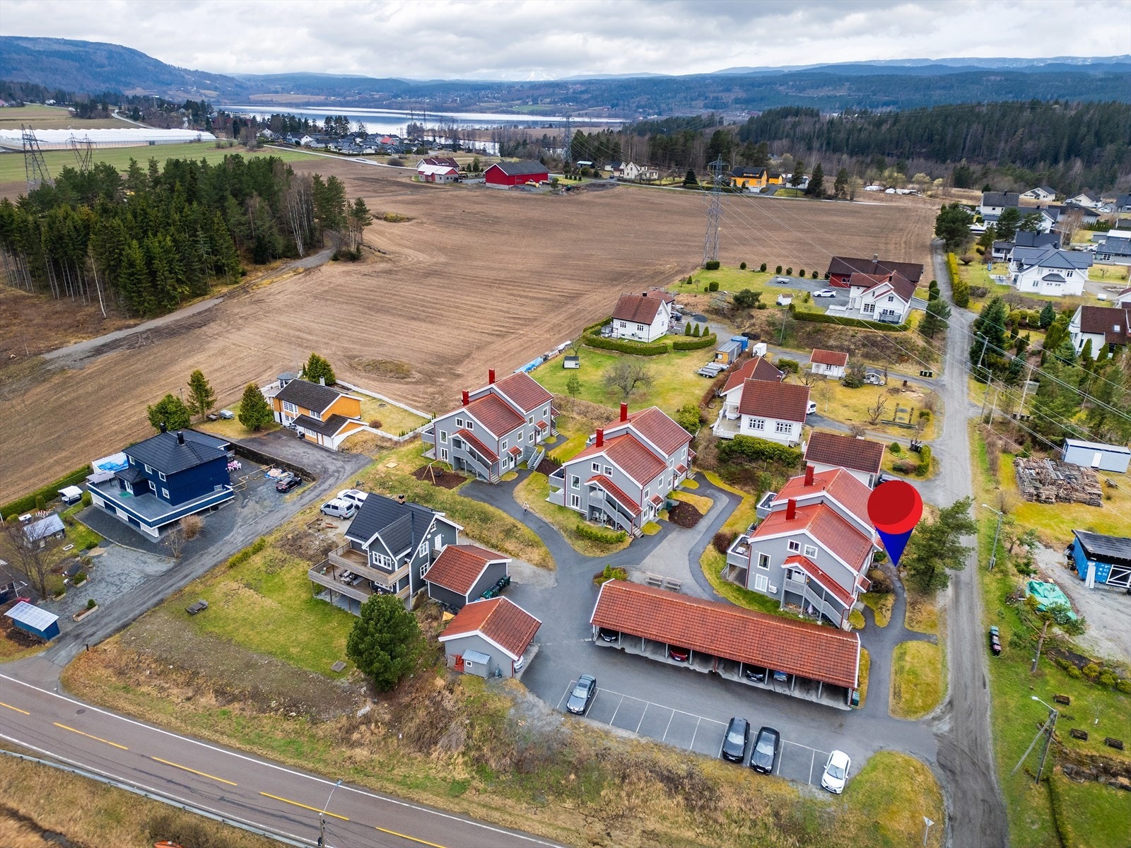 Eiendommen ligger i et etablert og rolig boligområde med landlig preg. Galleribilde
