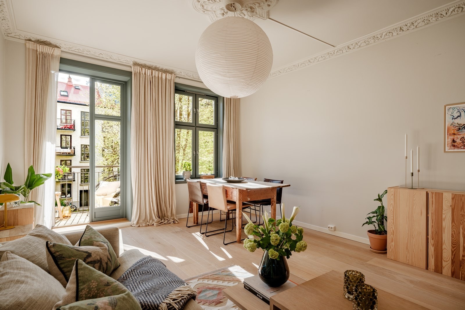 Stuen oppleves lys og luftig med god plass til sofagruppe, spisebord og annet ønsket møblement. Galleribilde
